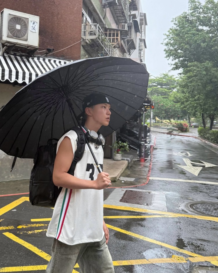 Seventeen Hoshi這套台北街拍造型，以上寬下寬的穿搭邏輯，展現運動混搭機能的時髦感，上身愛迪達的白色無袖籃球背心，以及灰色洗舊感的Entire Studios寬版牛仔褲，其中最吸睛的配件莫過於這款Tumi多口袋後背包，來自經典Alpha系列