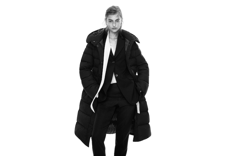 2009 年，Uniqlo 與 Jil Sander 攜手推出 +J 系列，這場合作在當時可說是前所未見。