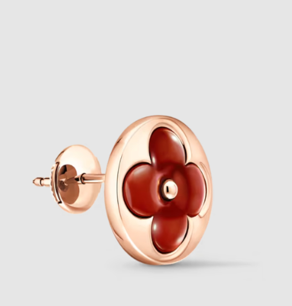 這枚單邊耳環，以柔和卻飽滿的紅玉髓色調吸引目光，再搭配玫瑰金所散發的暖調光澤，使整體呈現既優雅又充滿生命力的氛圍。
