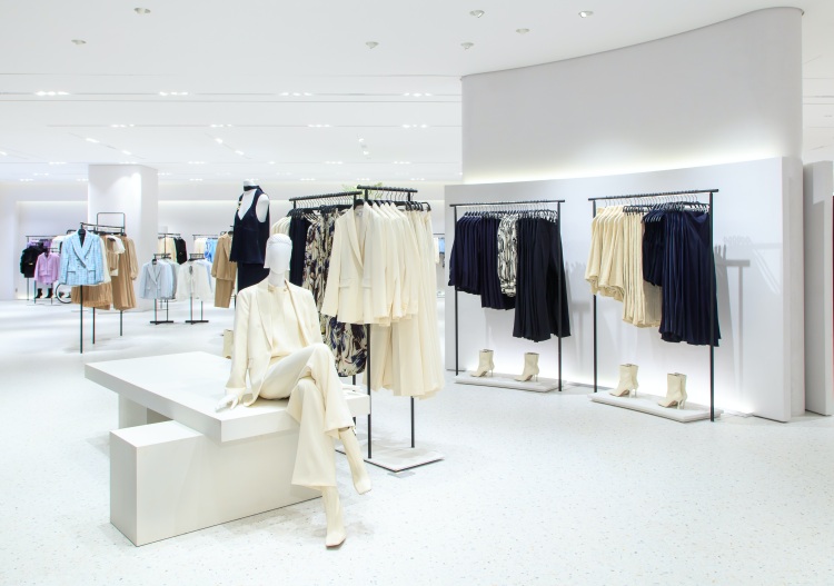 2022年，Zara台北101旗艦店全新改裝亮相，兩層樓共500坪空間融合歐洲同步設計語彙，展現品牌對台灣市場的重視與時尚感升級。