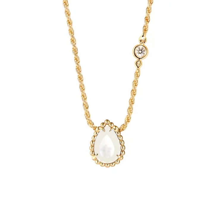 Serpent Bohème 的水滴造型是一種柔和的力量，而珍珠母貝以溫柔的光澤詮釋神秘與內斂。18K黃金扭索鍊帶展現出獨特的復古質感，像手工編織的金線賦予整體更多層次。這款項鍊非常適合喜歡浪漫但不希望過於甜膩的人。它不如花朵般外放，也不像幾何設計那麼硬朗，而是介於兩者之間的完美平衡：優雅、安靜、帶點令人想靠近的神秘氣息。穿毛衣會變得溫柔，搭襯衫則顯得精緻，是巴黎式輕鬆優雅的最佳縮影。