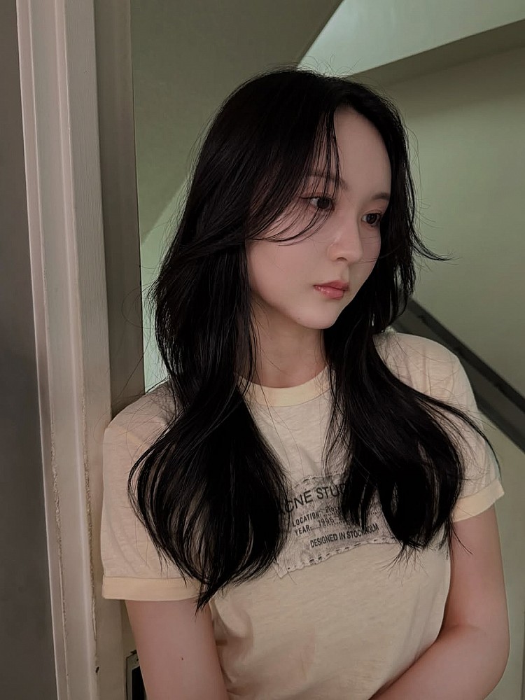 減齡黑長髮造型推薦1：中分慵懶捲