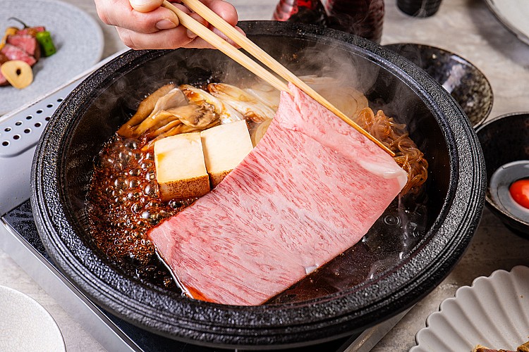 開幕選用鹿兒島A5等級薩摩牛，肉片厚度嚴控在2.5mm、每片約55至60公克，入口時能同時感受到油脂滲出與醬香融合的飽滿層次。