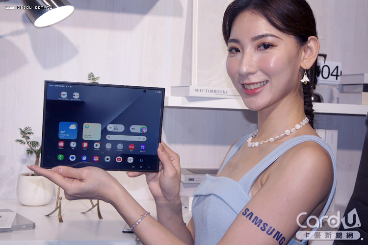 三星3摺疊手機強勢登台　展開後變10吋寬平板