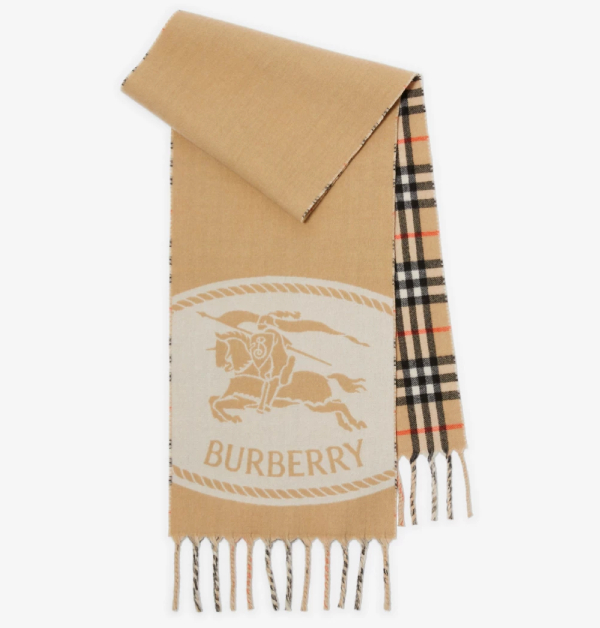 Burberry喀什米爾駝色圍巾，以精緻工藝打造。正面，綴飾源自1980年代的戰馬騎士緹花圖案，充滿品牌經典韻味；反面，則以Burberry格紋點綴，增添俐落視覺層次。