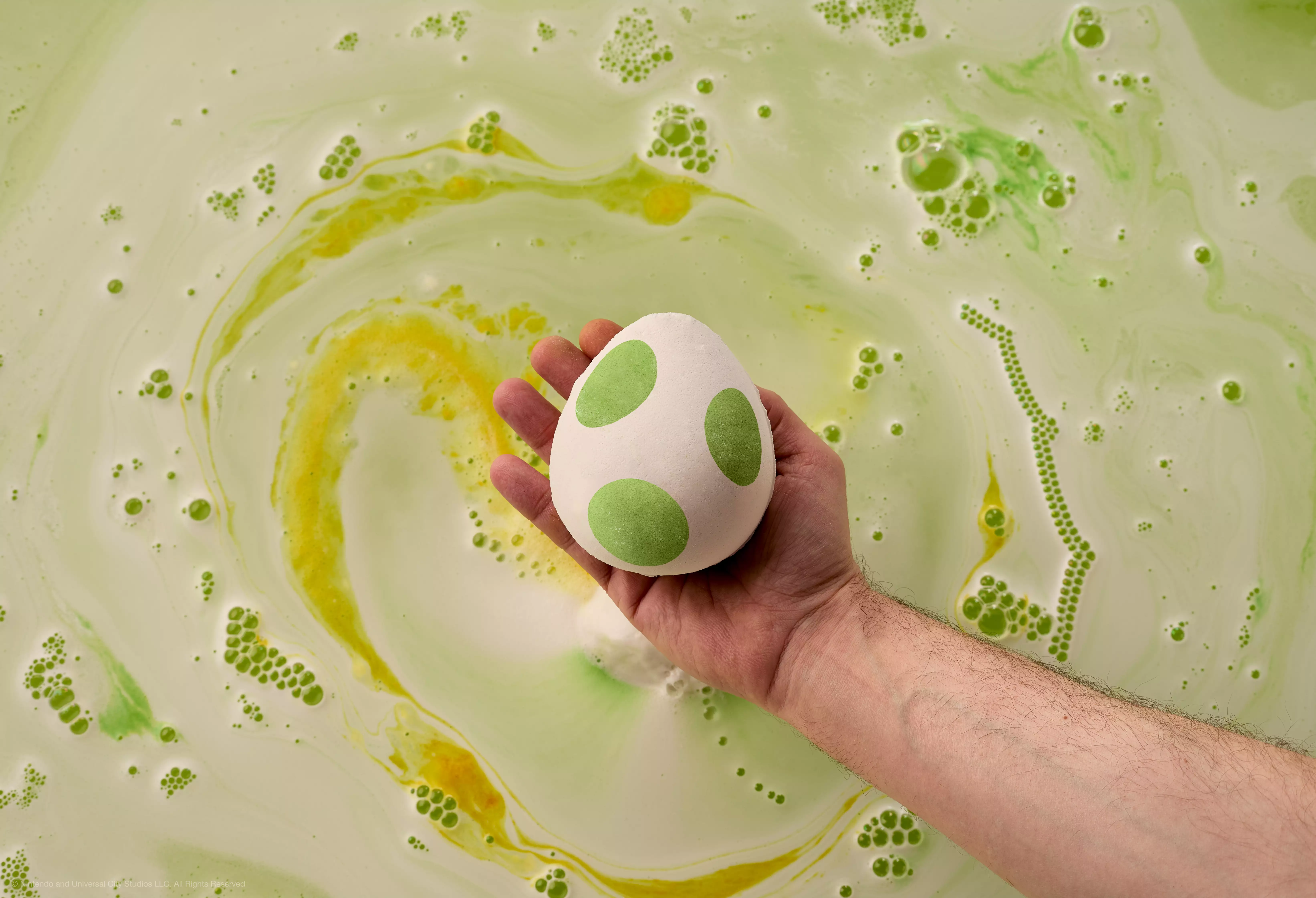 投入浴缸後會隨機釋放隱藏沐浴軟糖的『耀西蛋汽泡彈』