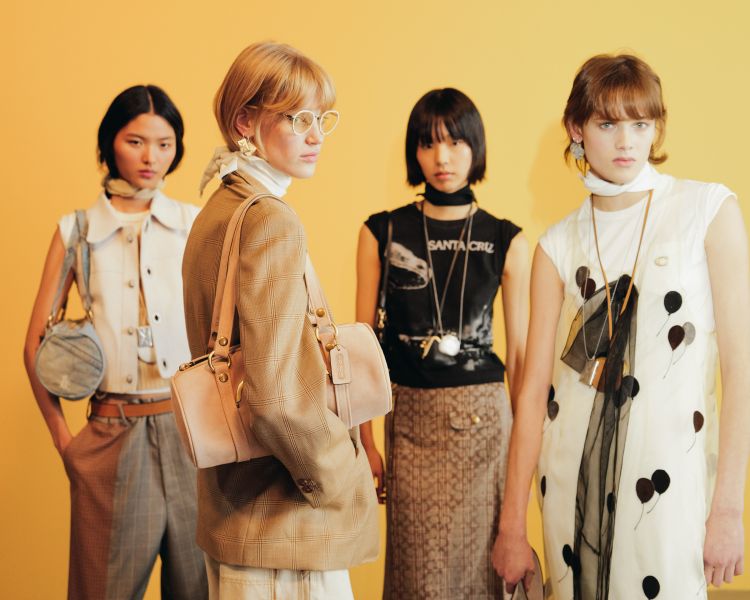 Coach本季系列以多元材質混搭為亮點，麂皮、Nappa皮革與金屬箔擦色工藝交織出細膩質感，並結合循環再利用的丹寧與工裝布料，突顯Coach對永續時尚的實踐。