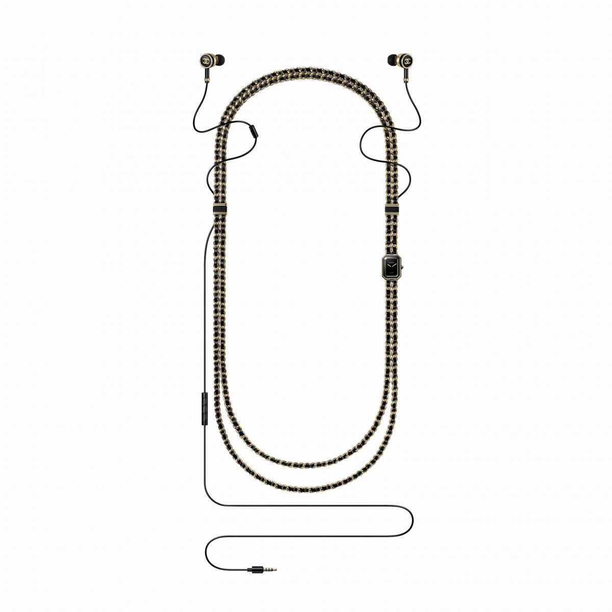 香奈兒總是走在時代尖端，Première Sound 項鍊錶便是最鮮明的例子。它將經典 Première 八角形錶殼與耳機結合，黑金配色盡顯酷感。最令人驚喜的是，它不只是珠寶與時計，更是一副真正可用的耳機——能接聽電話、播放音樂，隱藏在珠寶外衣下的是最新音訊技術。