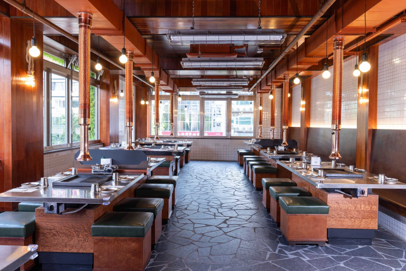 圖為金豬食堂台灣店3樓用餐區，坐墊掀開可放入包包。（圖／金豬食堂提供）