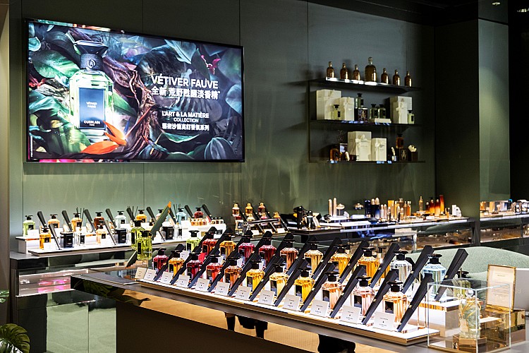 深綠色的店裝呼應嶄新香水作品「藝術沙龍 VÉTIVER FAUVE 荒野甦醒淡香精」