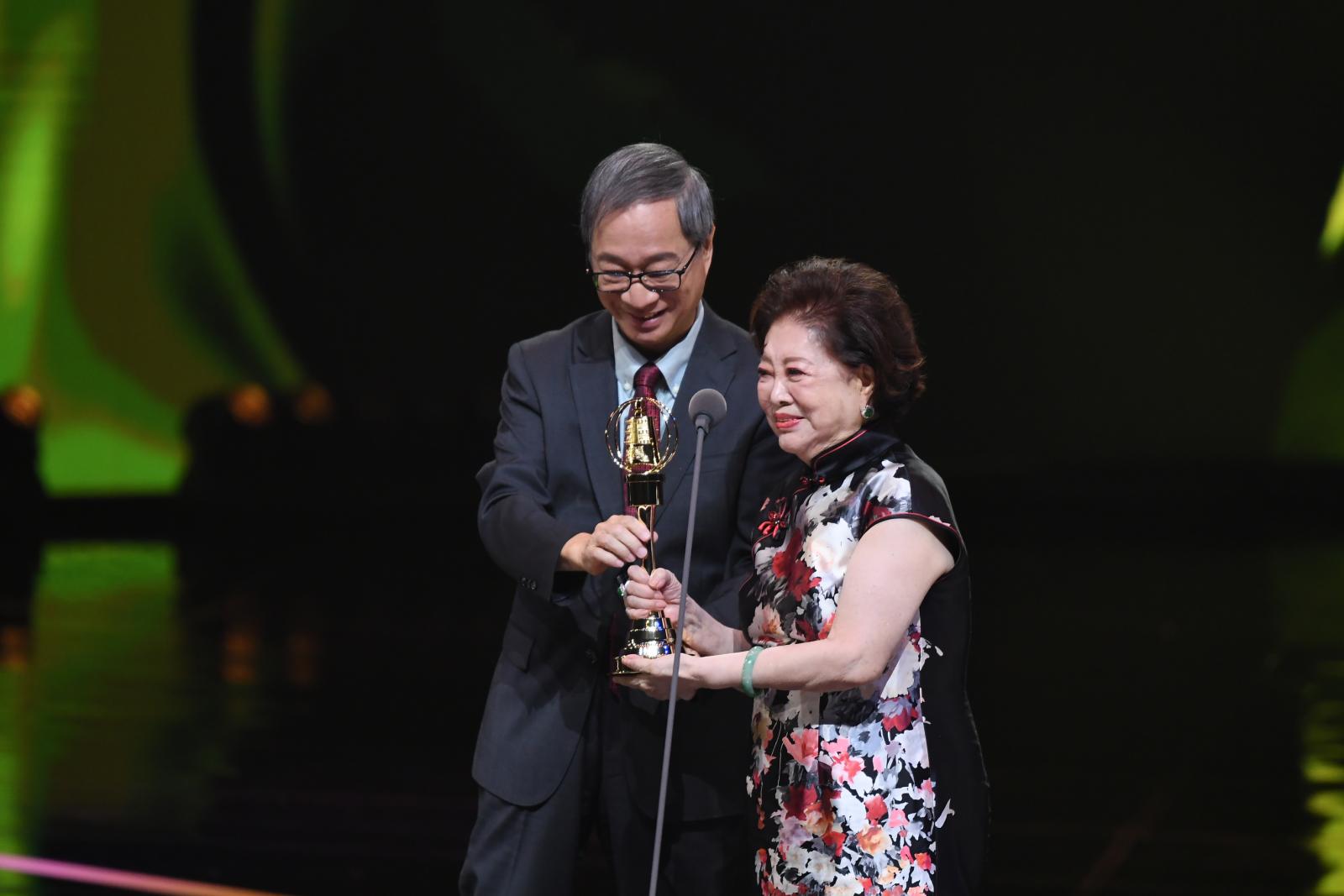 「國民阿嬤」陳淑芳以86歲高齡登上金鐘60的舞台，抱回特別貢獻獎，那一刻，全場起立鼓掌，掌聲裡有敬意，也有滿滿的愛。