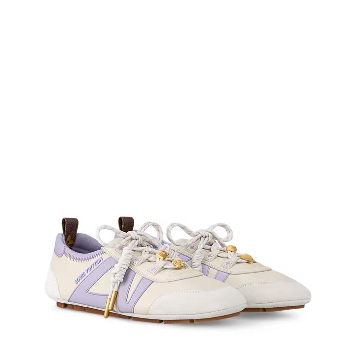 Louis Vuitton 近期推出的這雙薄底鞋，以品牌縮寫字樣為點綴，搭配上充滿細節的鞋帶，成為女孩的新寵，我們推薦這款淡紫色的款式，甜美與優雅兼具，可以融入日常各種搭配中。