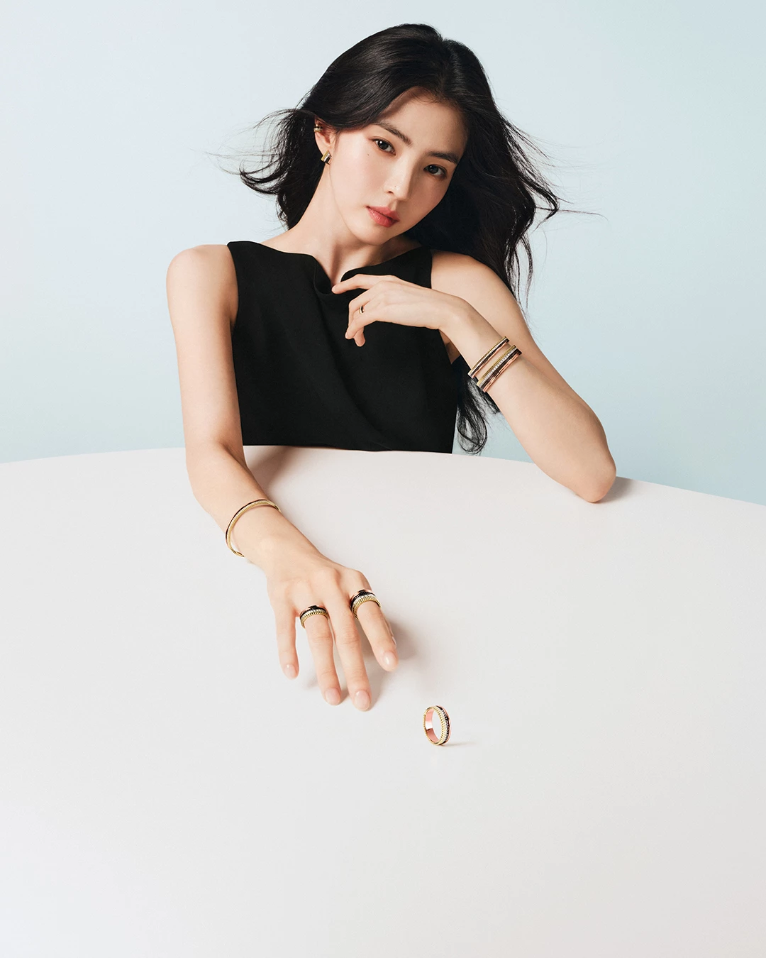 好的設計不會過時，反而會隨著時間成為品牌最清晰的符號。來自法國的珠寶世家 Boucheron 寶詩龍，便以 Quatre 系列寫下這樣的經典篇章。自2004年問世以來，這款戒指以四種紋樣構成獨特結構，在眾多珠寶設計中始終保持極高辨識度。隨著品牌大使韓韶禧佩戴亮相，再次讓這枚戒指成為時尚圈討論焦點。今年春天，寶詩龍為這個經典系列帶來全新變化，推出更纖細的 Mini 版本，將熟悉的四重紋樣濃縮於更精巧的比例之中。尺寸變小，但辨識度與設計語言依然清晰，也讓更多不同風格的時尚玩家，得以踏入 Quatre 的世界。
