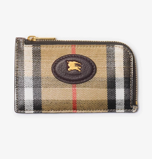 某種程度上，此一經典的格紋，確實就像Burberry的「老花」設計一樣，既深植人心又歷久彌新，展現出雋永的英倫優雅。除了充滿辨識度的外型，它也非常貼心。背面的卡槽設計，讓媽媽可以快速抽取常用的悠遊卡或信用卡，展現俐落的日常節奏；中央的拉鍊隔層，則能安穩收納零錢或摺疊鈔票。對於喜歡經典風格與質感的媽媽來說，這款小包，就是讓媽媽在不經意間，流露出高級品味的首選。（商品價格約：NTD 13,200）