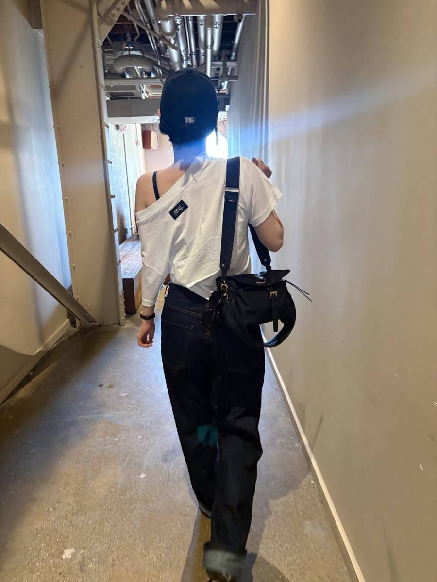 Karina 背尼龍包輕鬆現身桃園機場，瞬間掀起熱議，也再度證明「Prada 尼龍包」的經典魅力難以抵擋。