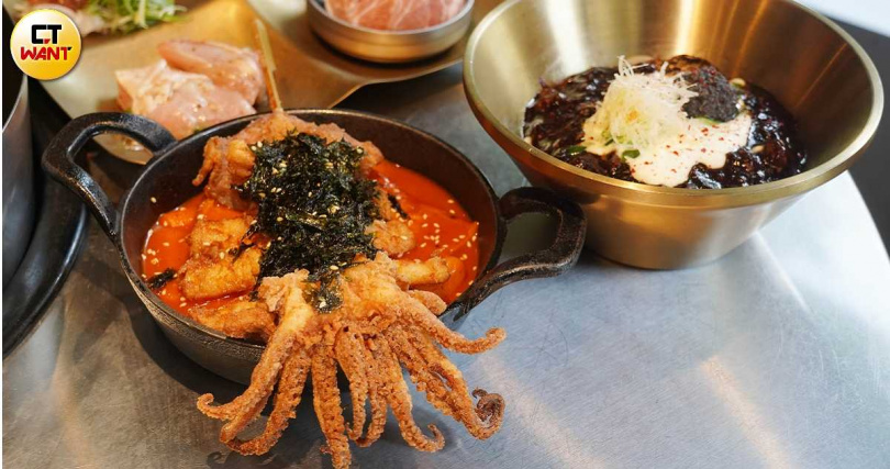 全新加價購副餐「爆炸魷魚辣炒年糕」（左）、以濃郁松露交織香醇起司的「松露起司炸醬麵」。（圖／魏妤靜攝）