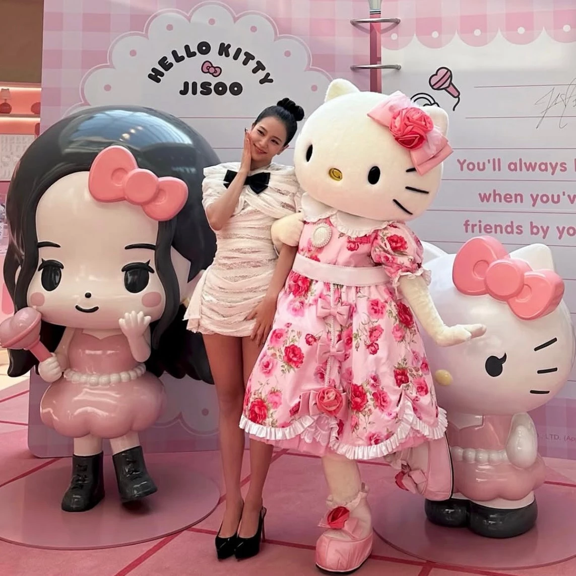 近日網銀國際影視宣布官方終於正式授權快閃店「HELLO KITTY & JISOO POP-UP STORE in TAIPEI」將於 5 月 22 日至 6 月 7 日期間，於新光三越台北信義新天地 A9 館 9 樓盛大登場，邀請大家走進充滿粉紅魅力的繽紛世界。  ​