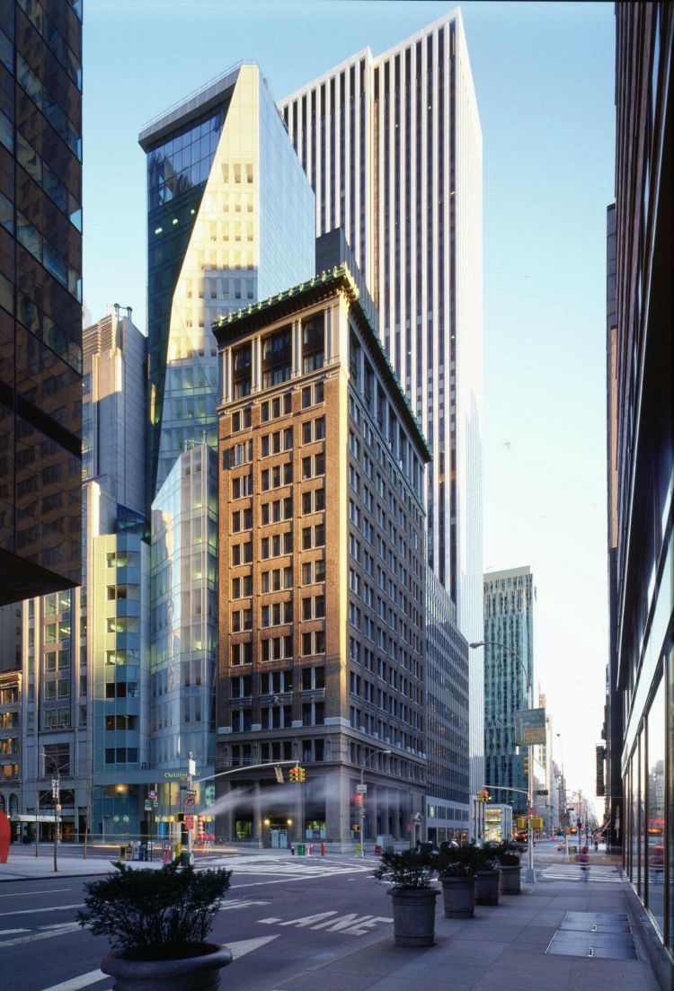 時髦經濟】華爾街分析師預測：LVMH 集團股價將「大漲」至805 歐元，這意味著什麼訊息？ | LINE購物