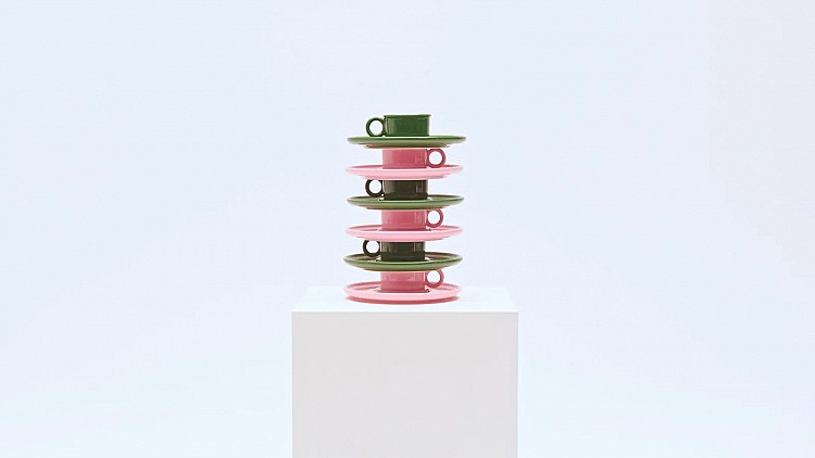 「VINTERFINT 2025 咖啡杯」，則蘊藏著他童年的私密記憶，靈感來自祖母在聖誕時總端上滿桌烘焙點心的場景。