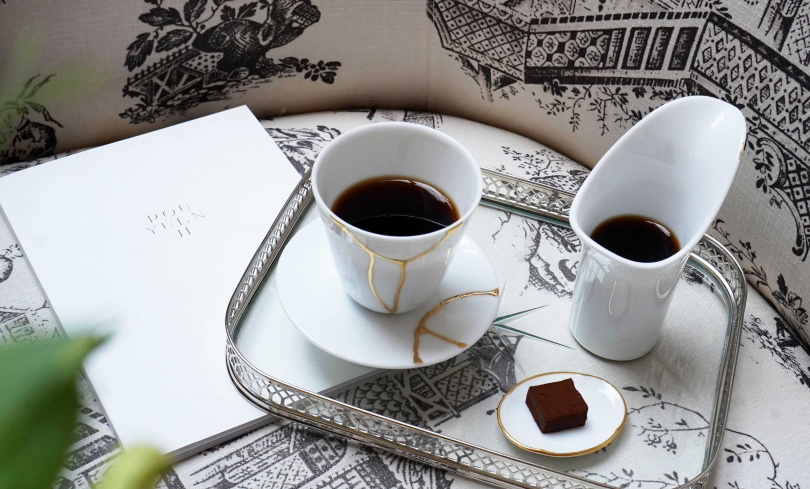 「元紀熟普」茶湯醇厚還帶點稠度，散發濃郁木質底蘊，正適合搭配入口即化的生巧克力「石疊」。（圖／魏妤靜攝）