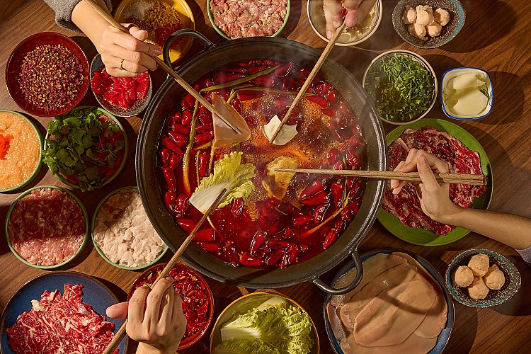 歷經超過半年的籌備，馮校長老火鍋台灣首店正式落腳