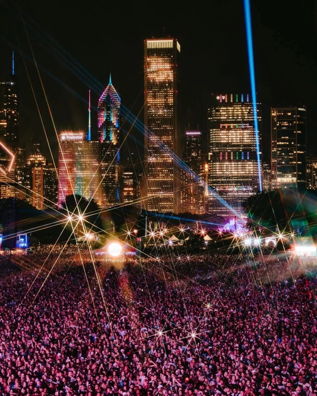 Lollapalooza 芝加哥音樂節是全球最具指標性的音樂盛會之一，最早由美國搖滾樂團 Jane’s Addiction 主唱 Perry Farrell 在 1991 年創立，當時以巡迴音樂節形式登場，2005 年開始固定落腳於芝加哥的湖濱公園（Grant Park），逐漸發展為世界級大型戶外音樂節  。