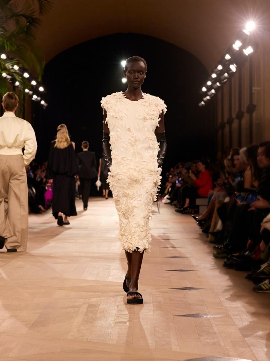 本季大秀多了不少色彩，除了黑、白之外紅、紫、綠等濃郁色彩的出現