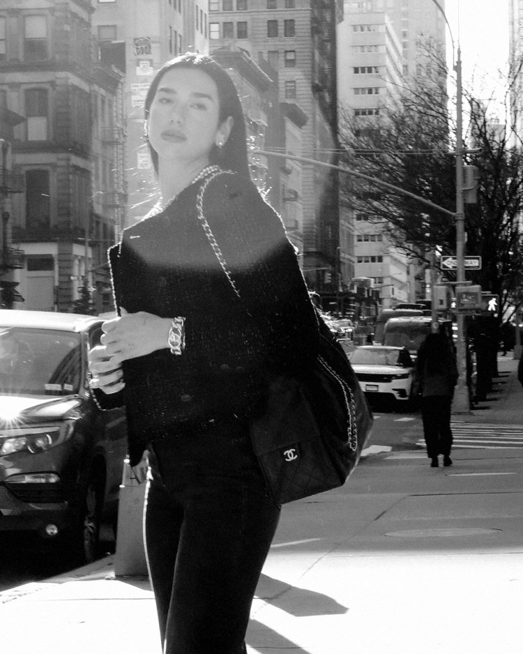 新生代流行天后Dua Lipa，身穿Chanel經典斜紋軟呢套裝，拍攝25包形象照。