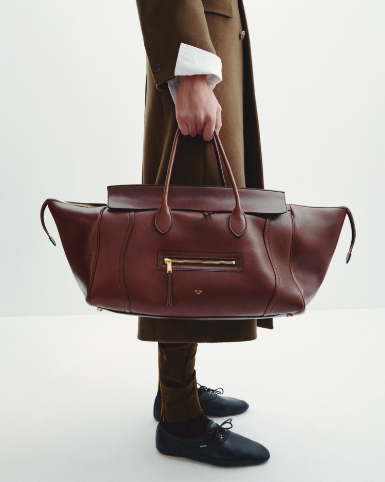 全新登場的Celine New Luggage手袋系列，以標誌性的梯形輪廓融入橫向比例，採用柔軟亮澤的小羊皮或絨面牛皮打造，內襯以黏合結構製成，讓包袋內外都呈現一致的細膩觸感。