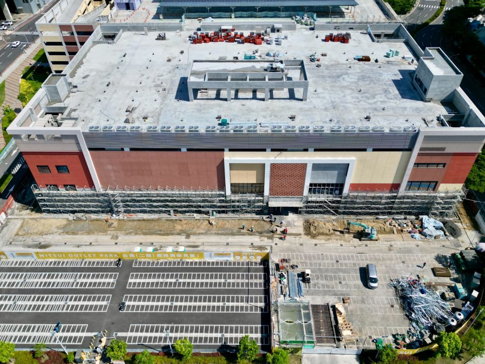 台南三井 Outlet 二期預計最快於今年底完工，並規劃於 2026 年春季正式開幕，屆時將成為台南高鐵站的全新地標之一，預估可帶來年收逾 50 億台幣的營收。同時，二期也將串連台鐵沙崙線「沙崙站」，提供更完善的交通網絡。一旁更有沙崙智慧綠能科學城及大台南會展中心，不少科技產業亦將陸續進駐，帶動地方發展與就業機會，創造驚人的觀光與經濟效益。