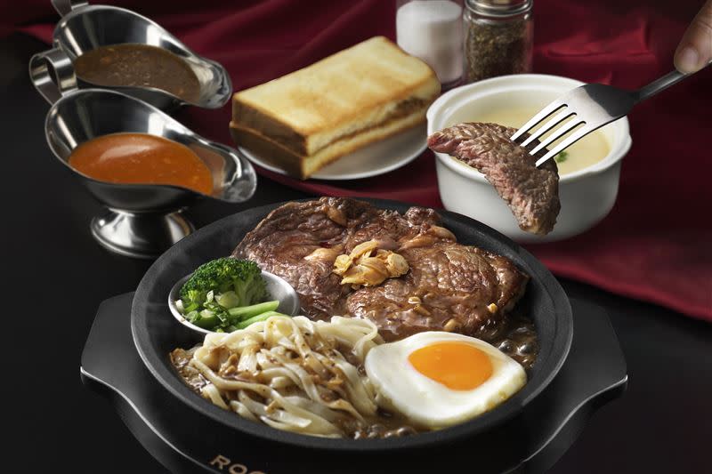 去年在大直美麗華開幕就引起各地吃貨關注的台式鐵板牛排「排排沾 Rock Beef」也在 Dream Plaza 開了分店，只需要 258 元就能開吃平價牛排搭配自助吧。