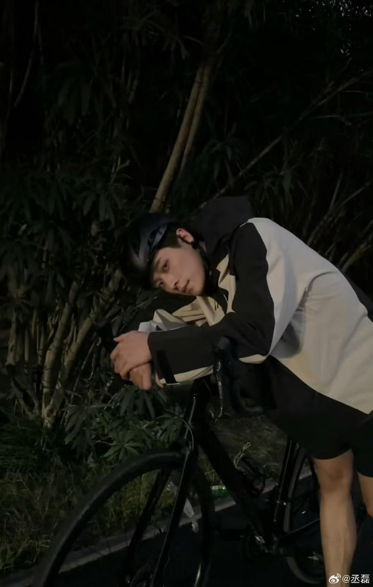 丞磊私下極度自律。他固定上健身房做重量訓練，也熱愛騎自行車鍛鍊耐力