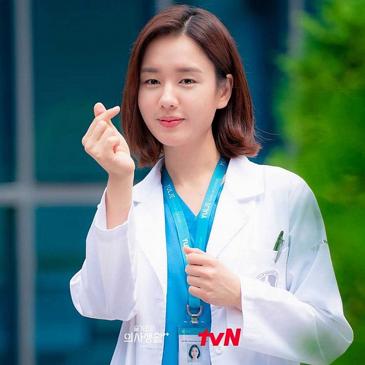 《許願吧，精靈》除了兩大主演外，劇中還集結了亮眼的配角陣容，包含曾出演《機智醫生生活》、《末日愚者》的人氣演員安恩真，在《在熙的男，朋友》、《柏青哥》中有亮眼表現的魯尚炫，曾出演《犯罪都市 3》的高圭必，、以及曾出演《The 8 Show》、《無人之境》等熱播劇的李珠煐，都將為這個奇幻世界增添更多色彩。