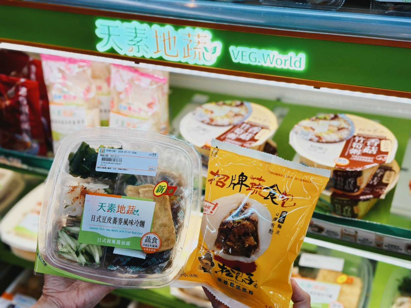 7-ELEVEN自有品牌「天素地蔬」則推出「日式豆皮蕎麥風味冷麵」、與知名包子專門店松包子合作推出「招牌蔬食包」。
