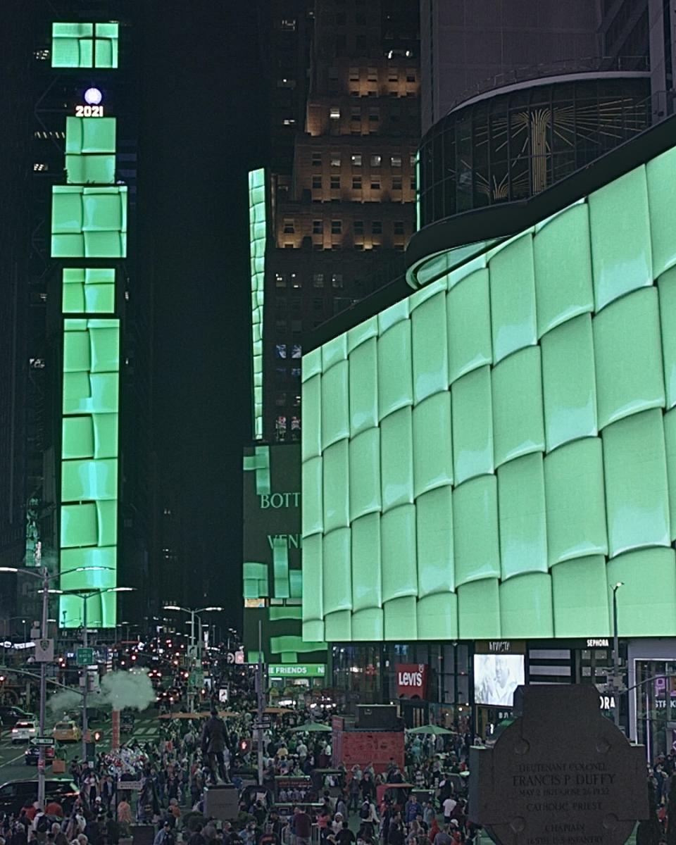 Bottega Veneta於美國舉辦的底特律大秀，將BV綠發揮到極致。