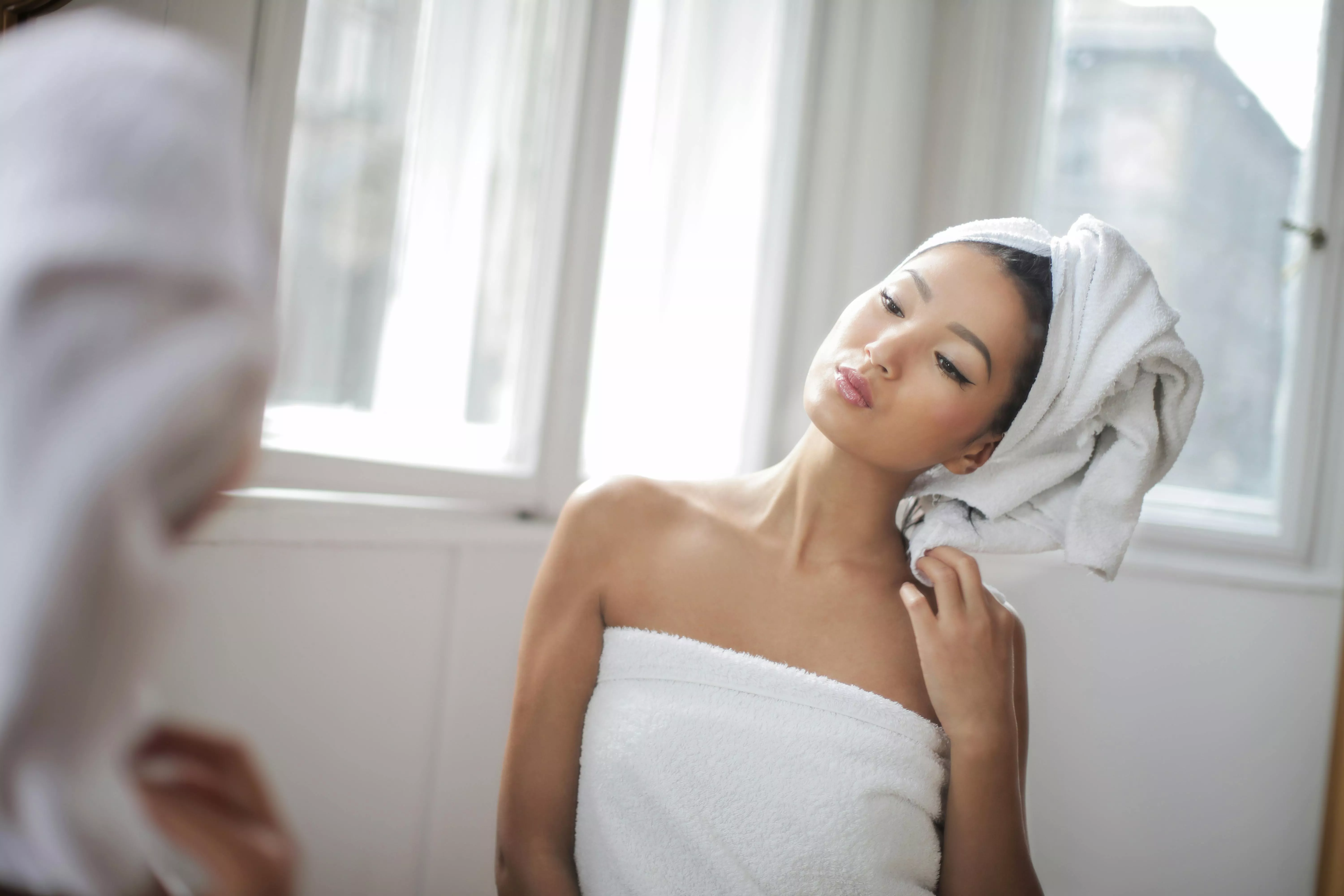 在所有保養方法中，長期習慣往往比短期療程更關鍵。臉部按摩的優勢就在於簡單且容易持續。只要搭配日常保養，每天花幾分鐘即可完成。美容專家普遍認為，規律性是影響效果的重要因素。偶爾一次的深度按摩可能帶來短暫變化，但持續數週或數月的輕柔按摩，更可能讓肌膚狀態逐漸改善。當然，臉部按摩並不能完全取代醫學美容療程。它更像是一種基礎保養方式，幫助肌膚維持健康循環與良好狀態。對於希望以溫和方式延緩老化的人而言，這樣的日常習慣往往比想像中更有價值。