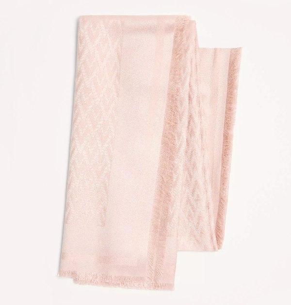 Valentino大披巾採用櫻花粉色調，選用羊毛與絲質混紡面料製成，質地柔軟輕盈且保暖舒適。披巾全身裝飾V字圖騰印花，呈現品牌標誌性設計元素，無論隨意披肩還是繫於頸間，都能為冬季或初春造型增添優雅浪漫的氛圍與精緻感