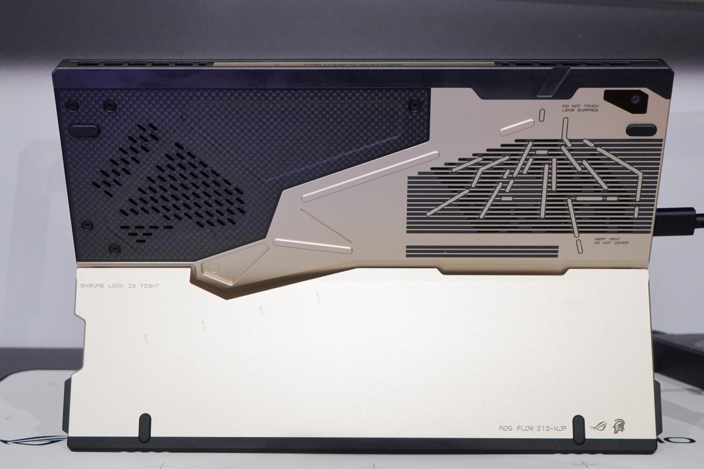 機身背面黑色部分採用碳纖維材質，進氣口部分則搭載雷射蝕刻圖騰。