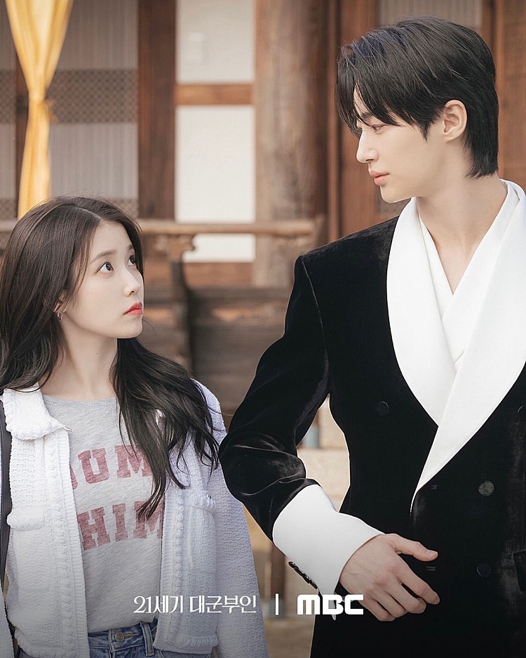 新人編劇劉雅仁創作的《21世紀大君夫人》從 997 件參賽作品中脫穎而出，獲得 2022 年 MBC 劇本徵集大賽長篇類優秀獎。