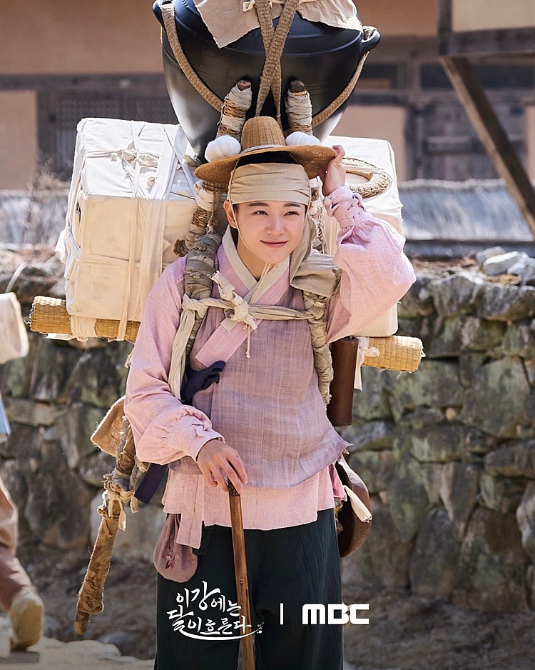 金世正與安孝燮主演的《社內相親》成功擄獲大批觀眾的心，這次在《月亮在江邊流淌》則不只是她首度挑戰古裝劇，更要挑戰靈魂互換，金世正也分享：「實際投入後才發現除了要研究靈魂互換的設定，還要練習方言。」她還透露：「因為有河智苑前輩在《祕密花園》裡飾演一人分飾兩角的前例，我還特地請教她拍攝時的感受，她說『與對手演員的默契最重要』，於是我也花很多時間研讀劇本，我們連彼此不自覺的表情與動作都會觀察。」