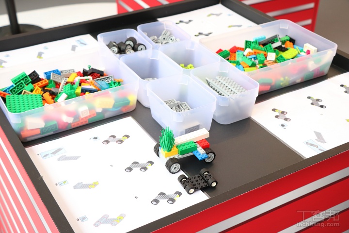 「樂高 FORMULA 1 飆速拼戰」活動在台北統一時代百貨登場！1:1 樂高 F1 賓士賽車模型盛大展出