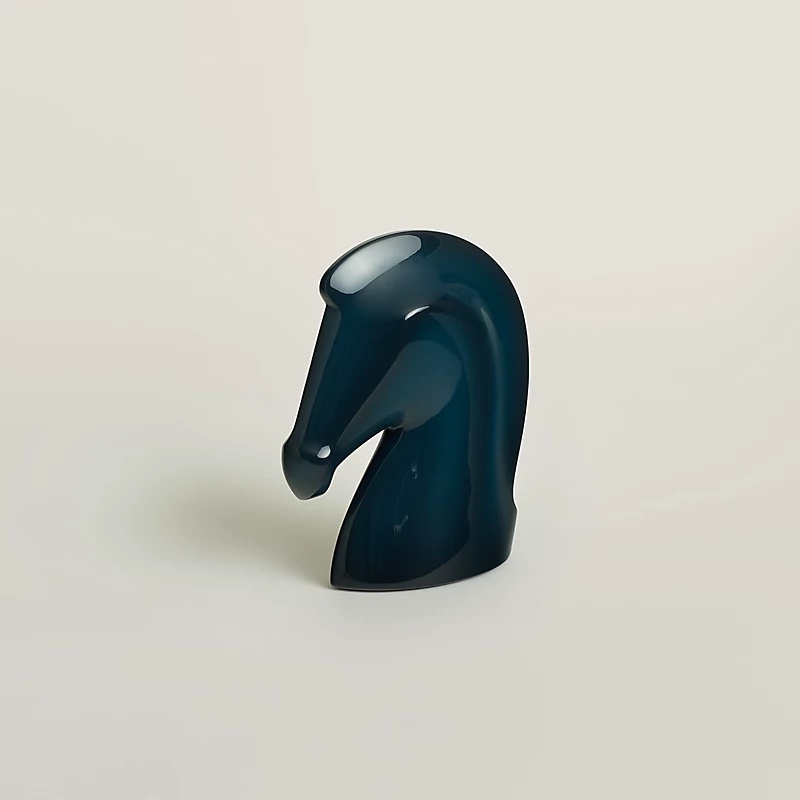 這款紙鎮以「西洋棋騎士」為原型放大而成，表面漆木經過多層上色與拋光，展現出深邃的層次感。名稱 Samarcande 來自絲路重鎮撒馬爾罕，東西方交會的意象在此凝結。