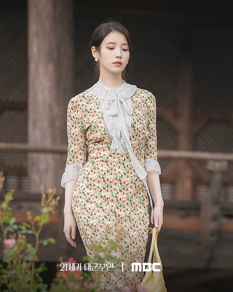 IU 李知恩這次在《21 世紀大君夫人》飾演排名第一的財閥家族二女兒成熙珠，即使因為自己的平民身份決定與皇帝的二兒子李安大君結婚，而讓她人生產生莫大的轉折...光看釋出的劇照，就能期待 IU 在繼《德魯納酒店》後，又將為大家帶來一場接一場的時尚服裝秀了。