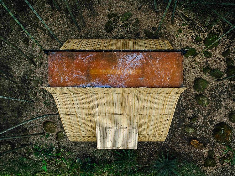 木地板提供人們在裡面坐下、午睡或野餐。屋頂上夾著兩片琥珀色的手工防水燈板，燈板表面經過特殊質感處理，讓光線呈現出類似糯米包覆油脂的質地與色澤，充滿詩意。