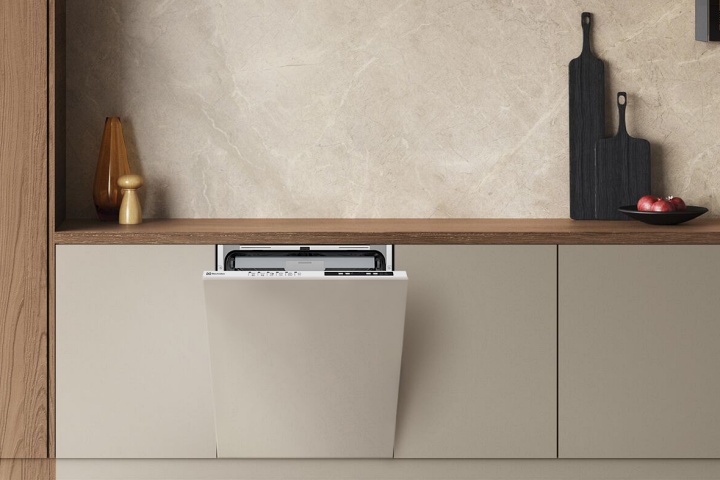 伊萊克斯極淨呵護 300「安心乾」系列洗碗機在台上市！主打高效烘乾、靈活碗籃配置，還標配自動開門