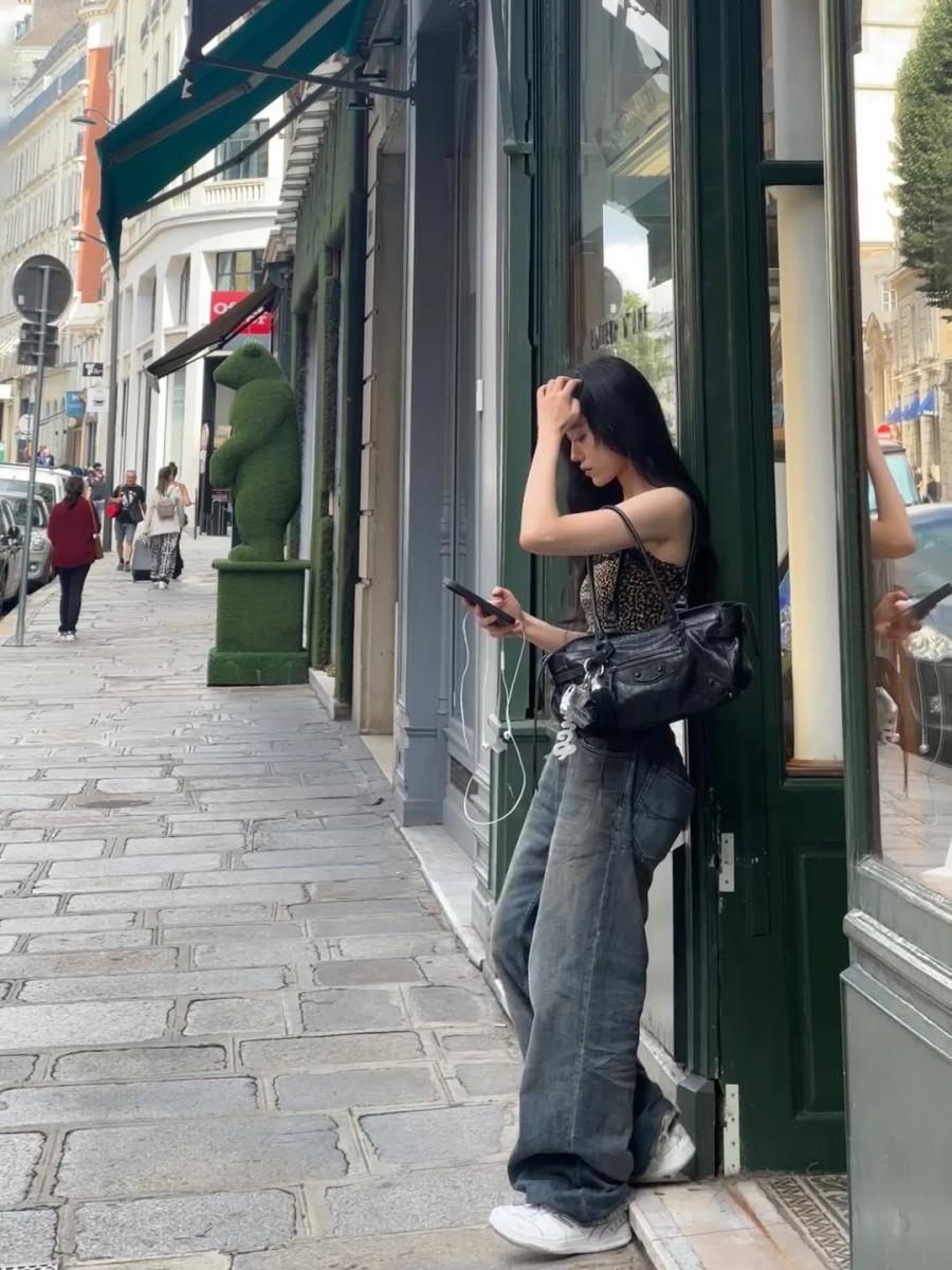 盧允瑞近期無疑是 Balenciaga 的乾女兒！在近日的穿搭中，搭換上品牌代表性的新款機車包，其重塑的摩登線條，讓盧允瑞展現出甜美與個性兼具的模樣。