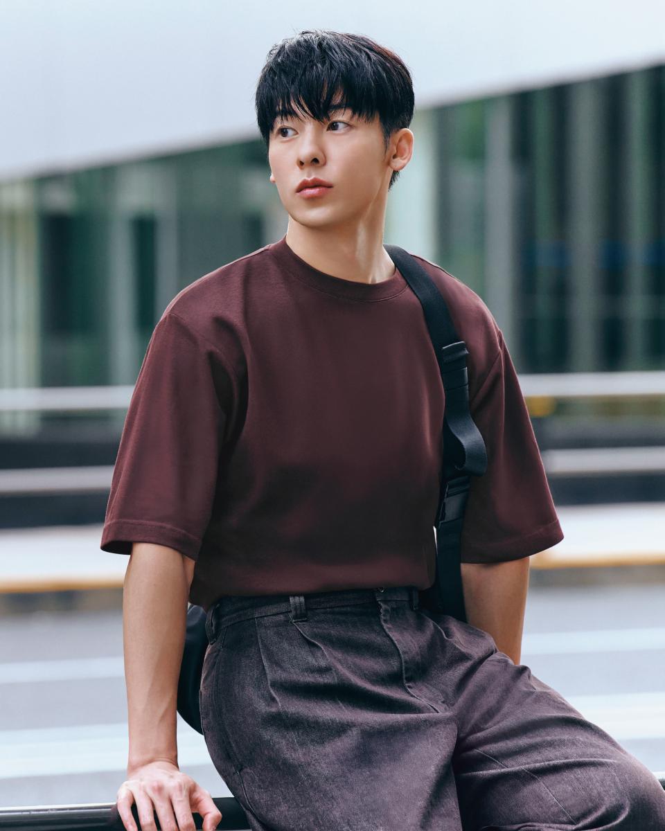 許光漢身著品牌Uniqlo U、JW Anderson聯名以及話題度十足的 C 系列單品，其中最適合男女共穿的款式分別是 JW Anderson 中的牛津寬版襯衫，以 及U 系列中的 AIRism 棉質寬版圓領T恤