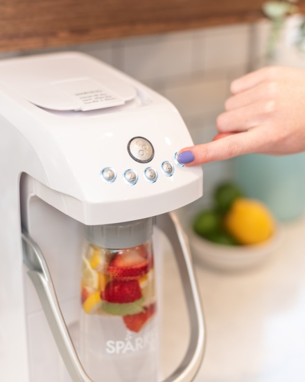 Spärkel 舒沛可電動萬用氣泡水機登台！首創氣泡粉打氣設計，各種飲品一鍵起泡