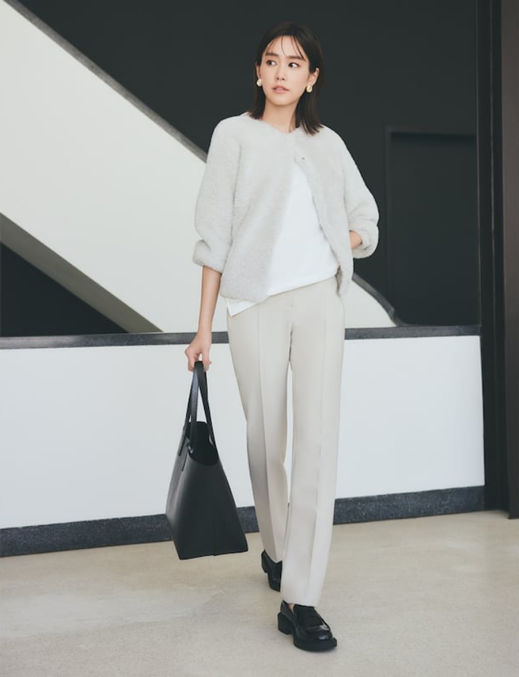 PLST 最具代表性的就是 「Plus Style Pants」， 被稱作修飾腿型的神褲，不僅能拉長比例，更是通勤必收款。男裝西褲則導入伸縮、速乾、接觸冷感材質，讓正式感與舒適度完美共存。