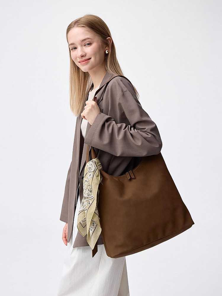 GU這款「2way新月包」外型簡潔，但容量卻超乎想像！